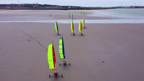 Luftlandkarren-Segelkarren-Blokarts-Sandyachten-Werden-Am-Strand-In-Frankreich-Gesegelt-5