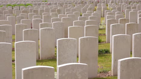 Errichtung-Von-Erschossenen-Grabsteinen-Des-Etaples-Frankreich-Weltkriegsfriedhof-Militärfriedhof-Und-Grabsteine-Von-Soldaten