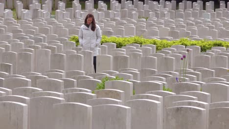 Eine-Frau-In-Einem-Weißen-Kittel-Betrachtet-Die-Grabsteine-Des-Soldatenfriedhofs-Der-Etaples-Frankreich-Weltkriegsfriedhof-1