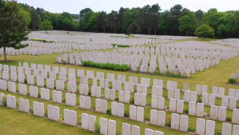 Antenne-über-Grabsteinen-Der-Etaples-Frankreich-Weltkrieg-Friedhof-Militärfriedhof-Und-Grabsteine-Der-Soldaten