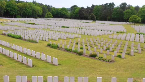 Antena-Sobre-Lápidas-Del-Cementerio-De-La-Guerra-Mundial-Etaples-Francia-Cementerio-Militar-Y-Lápidas-De-Soldados-1