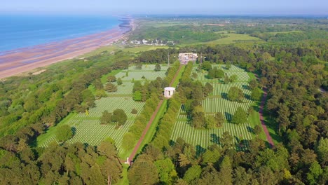 Antenne-über-Dem-Riesigen-Amerikanischen-Weltkrieg-Friedhof-Memorial-In-Omaha-Beach-Normandie-Frankreich