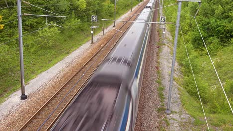 Ein-Elektrischer-Hochgeschwindigkeitszug-Fährt-Durch-Die-Landschaft-Der-Normandie-Frankreich-4