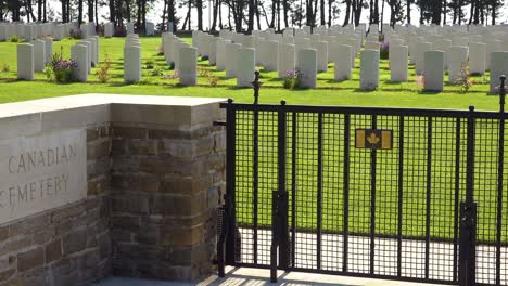 Gräber-Und-Kreuze-In-Calais-Kanadischen-Weltkrieg-Zwei-Friedhof-Denkmal-In-Der-Nähe-Von-Omaha-Beach-Normandie-Frankreich