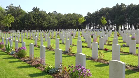 Tumbas-Y-Cruces-En-Calais-Canadiense-De-La-Segunda-Guerra-Mundial-Cementerio-Memorial-Cerca-De-La-Playa-De-Omaha-Normandía-Francia-2