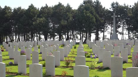 Gräber-Und-Kreuze-In-Calais-Canadian-World-War-Two-Cemetery-Memorial-In-Der-Nähe-Von-Omaha-Beach-Normandie-Frankreich-3