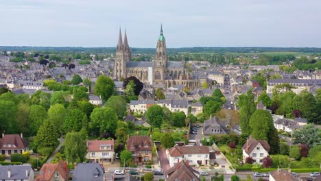 Hermosa-Antena-Sobre-La-Ciudad-Francesa-De-Normandía-Francia-Bayeux