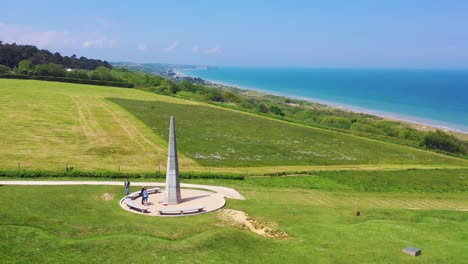 Gute-Antenne-über-Dem-Denkmal-Der-1.-Infanteriedivision-Am-Omaha-Beach-Normandie-Frankreich-Fr