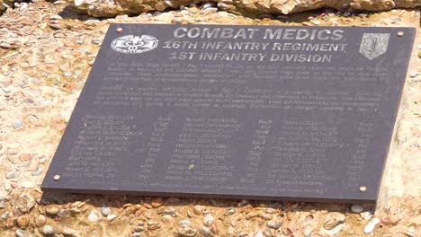 Einrichtung-Von-Omaha-Beach-Combat-Medics-Memorial-Normandie-Frankreich-Stätte-Des-Zweiten-Weltkriegs-D-Day-Invasion-Der-Alliierten-1