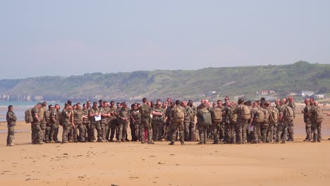 Französische-Militärarmee-Truppen-Werden-Am-Omaha-Beach-Normandie-Frankreich-Ort-Des-Zweiten-Weltkriegs-D-Day-Invasion-Der-Alliierten-Ausgebildet-1