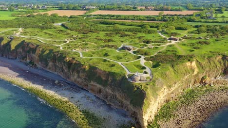 Antenne-über-Pointe-Du-Hoc-Normady-Frankreich-D-Day-Site-Mit-Bombenkratern-Pockennarbig-2