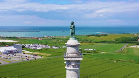 Antenne-Um-Napoleon-Bonaparte-Statue-In-Boulogne-sur-Mer-Frankreich-Mit-Blick-über-Den-Ärmelkanal-In-Richtung-Großbritannien?