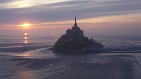 Moody-Antena-De-Mont-Saint-Michel-France-Silueta-Al-Amanecer-En-La-Niebla-3