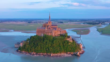 Schöne-Luftaufnahme-Von-Mont-Saint-Michel-In-Normandie-Frankreich-Im-Sonnenuntergangslicht-2