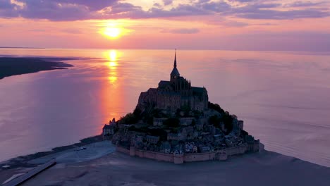 Increíble-Toma-Aérea-Sobre-La-Iglesia-De-Mont-St-Michel-En-Normandía-Francia-Siluetas-Contra-La-Atardecer