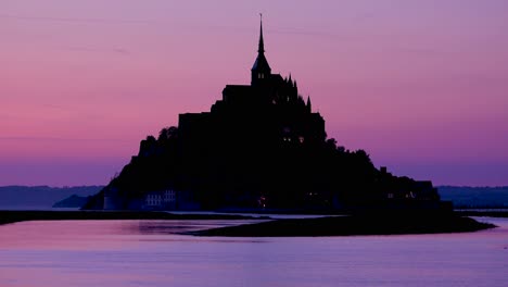 Kloster-Mont-Saint-Michel-In-Frankreich-In-Der-Abenddämmerung-Oder-Nacht-In-Goldenem-Lila-Licht