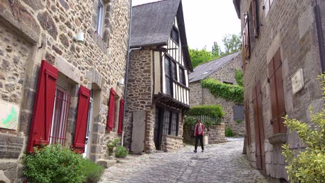 Old-cobblestone-roads-and-stone-buildings-in-the-pretty-town-of-Dinan-Brittany-France