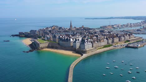 Schöne-Antenne-Von-Saint-Malo-Frankreich-Mit-Hafenwellenbrecher-Und-Pier-3