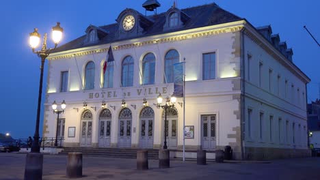 Generic-establishing-shot-of-French-hotel-in-Paris-or-in-major-city-Hotel-De-Ville-at-night