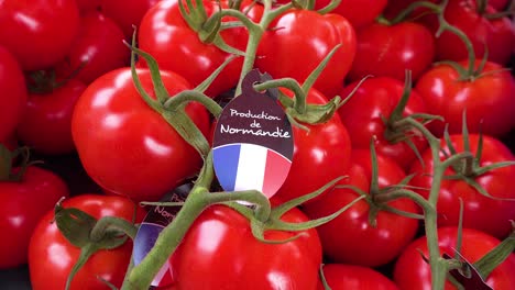 Frisches-Tomatengemüse-Auf-Einem-Straßenmarkt-Wird-In-Der-Normandie-Frankreich-Hergestellt