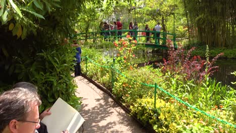 Künstler-Zeichnen-Im-Garten-Von-Claude-Monet-In-Giverny-Frankreich-Fr