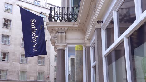 Außenaufnahme-Von-Sotheby&#39;s-Auktionshaus-In-London-England-3