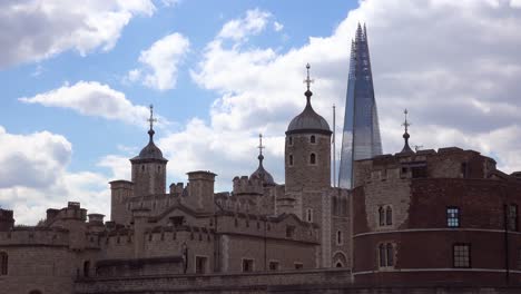 Der-Shard-Wolkenkratzer-Hinter-Dem-Tower-Of-London-Ein-Kontrast-Der-Architektur-London-England