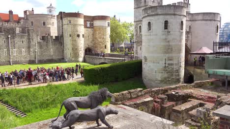 Tourists-gather-around-the-historic-Tower-Of-London-in-London-England