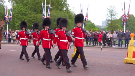 Los-Guardias-Del-Palacio-De-Buckingham-Marchan-A-Través-De-Londres,-Inglaterra