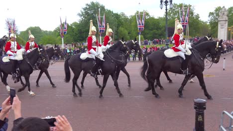 Los-Guardias-Montados-Del-Palacio-De-Buckingham-A-Caballo-Cerca-Del-Palacio-De-Buckingham,-Londres,-Inglaterra