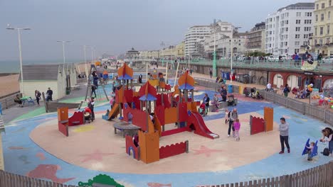 Los-Niños-Juegan-En-Un-Parque-Infantil-En-El-Paseo-Marítimo-De-Brighton-Beach,-Reino-Unido