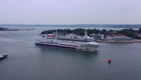 Antena-Sobre-Un-Ferry-De-Bretaña-Navegando-Por-El-Canal-De-La-Mancha-Desde-Inglaterra-A-Francia-1