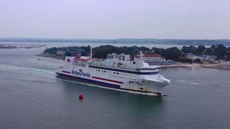 Antena-Sobre-Un-Ferry-De-Bretaña-Navegando-Por-El-Canal-De-La-Mancha-Desde-Inglaterra-A-Francia-2