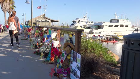 2019---Menschen-Zollen-Respekt-An-Einem-Denkmal-Für-Die-Opfer-Des-Brandopfers-Im-Hafen-Von-Santa-Barbara-1