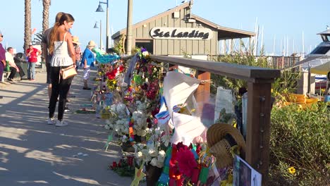 2019---Menschen-Zollen-Respekt-An-Einem-Denkmal-Für-Die-Opfer-Des-Brandopfers-Im-Hafen-Von-Santa-Barbara-2