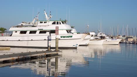 2019---The-Vision-a-boat-similar-to-the-Conception-dive-boat-owned-by-Truth-Aquatics-sit-in-Santa-Barbara-harbor-following-the-tragic-dive-boat-fire-near-the-Channel-islands-3