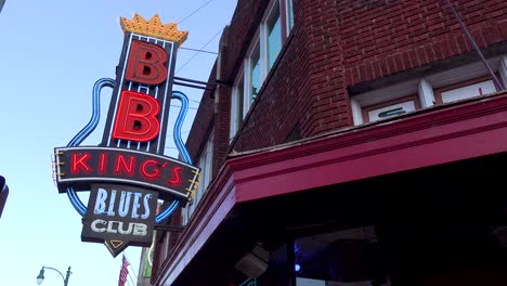 Neon-Schild-An-Der-Beale-Street-Memphis-Identifiziert-BB-King&#39;s-Blues-Club