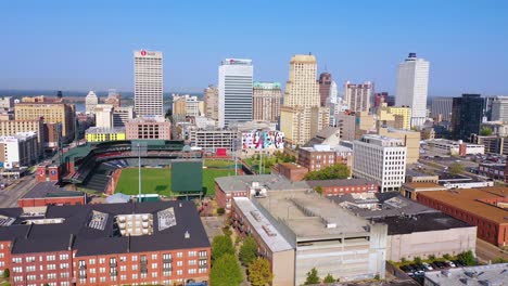 Gute-Antenne-über-Dem-Geschäftsviertel-Der-Innenstadt-Von-Memphis-Tennessee-Mit-Baseballstadion-Im-Vordergrund