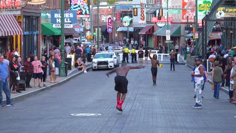 Straßenkünstler-Machen-Gymnastik-Flips-Und-Stunts-Für-Touristen-Auf-Der-Beale-Street-Memphis-Tennessee