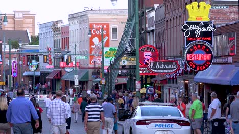 Multitudes-Mill-En-Beale-Street-En-Medio-De-Bares,-Clubes,-Restaurantes-Y-Letreros-De-Neón-En-El-Centro-De-Memphis,-Tennessee