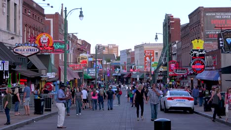 Menschenmassen-Mühle-Auf-Der-Beale-Street-Inmitten-Von-Bars,-Clubs,-Restaurants-Und-Leuchtreklamen-In-Der-Innenstadt-Von-Memphis-Tennessee-1