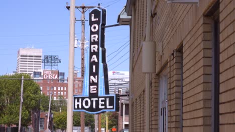 Schild-Zeigt-Die-Lorraine-Hotel-Site-Der-Martin-Luther-King-Ermordung-Mit-Memphis-Downtown-Skyline-Hintergrund