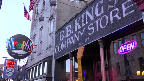 Leuchtreklamen-Auf-Der-Beale-Street-Memphis-Tennessee-Identifiziert-BB-King-Store-Und-Memphis-Musicis