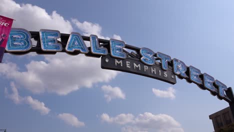 Zeitrafferaufnahme-Von-Wolken,-Die-Sich-Hinter-Beale-Street-Memphis-Arch-Sign-Unterhaltungsviertel-Bewegen