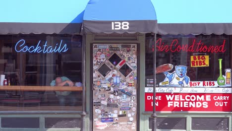 Un-Hombre-Se-Desmayó-Borracho-En-La-Ventana-De-Un-Bar-De-Cócteles-En-Beale-Street-Memphis,-Tennessee