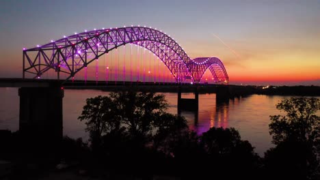 Gute-Aufgehende-Abendnachtluft-Der-Memphis-Hernando-De-Soto-Brücke-Mit-Bunten-Lichtern-Und-Mississippi