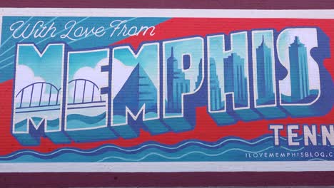 Bonito-Mural-De-Estilo-Postal-En-Un-Edificio-De-Memphis,-Tennessee,-Lee-Con-Amor-Desde-Memphis