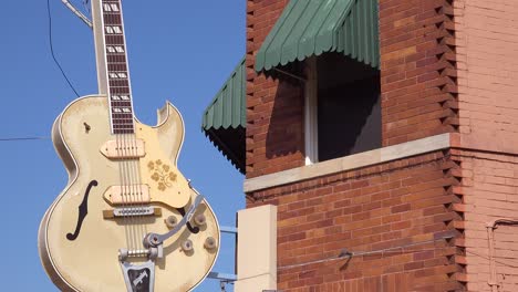 Aufnahme-Von-Sam-Phillips-Sun-Aufnahmestudio-Mit-Gitarre,-Die-Draußen-In-Memphis-Tennessee-Hängt-1-Hanging