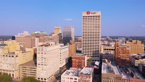 Buena-Antena-Del-Centro-De-La-Ciudad-De-Memphis,-Tennessee,-Rascacielos-Rascacielos-Negocios-Barcaza-En-El-Río-Mississippi-1