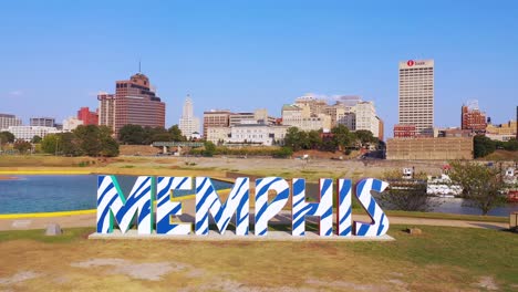 Antena-Sobre-Memphis-Firmar-En-Mud-Island-Mirando-Hacia-El-Horizonte-Del-Centro-De-Memphis,-Tennessee-1